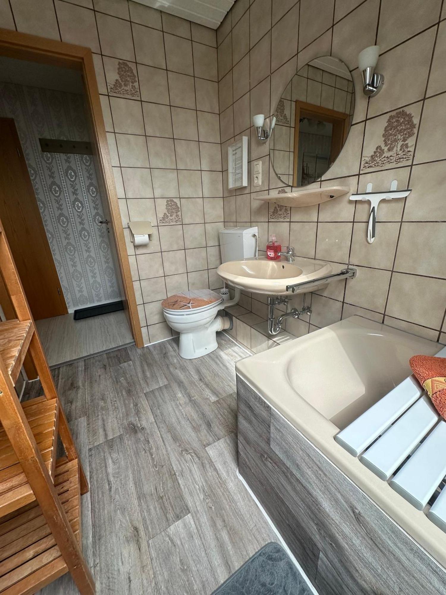 Rosenhaus Esens - Wohnung Backbord Εξωτερικό φωτογραφία